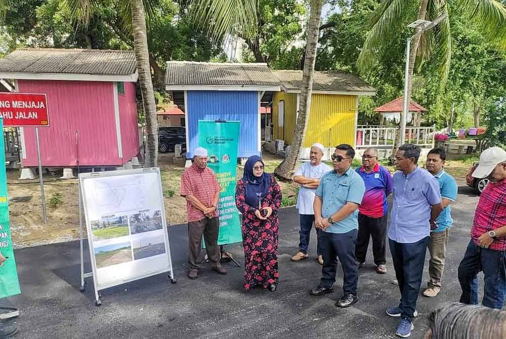 Tuminah (dua dari kiri) pada majlis Penyerahan Dataran Perniagaan dan Rekreasi Mukim Pekan Tanjung Kling Seksyen III DUN Pantai Kundor di Melaka baru-baru ini.