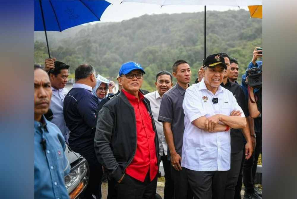 Wan Rosdy menemani Ahmad Zahid (kanan) ketika lawatan di Cameron Highlands pada Sabtu. Foto FB Wan Rosdy