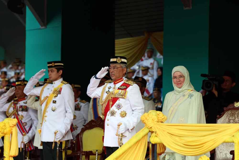 Yang di-Pertuan Agong Al-Sultan Abdullah Ri&#039;ayatuddin Al-Mustafa Billah Shah dan Raja Permaisuri Agong Tuanku Azizah Aminah Maimunah Iskandariah berkenan berangkat pada Istiadat Perbarisan Menjunjung Kasih Seri Paduka Baginda Yang di-Pertuan Agong XVI di Dataran Panglima Tentera Darat Kem Perdana Sungai Besi pada Isnin. Foto Bernama