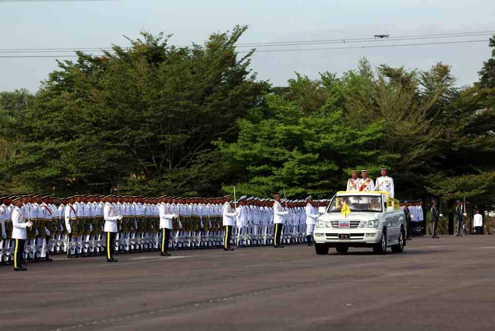 Agong, Raja Permaisuri Berangkat Ke Istiadat Perbarisan Menjunjung ...