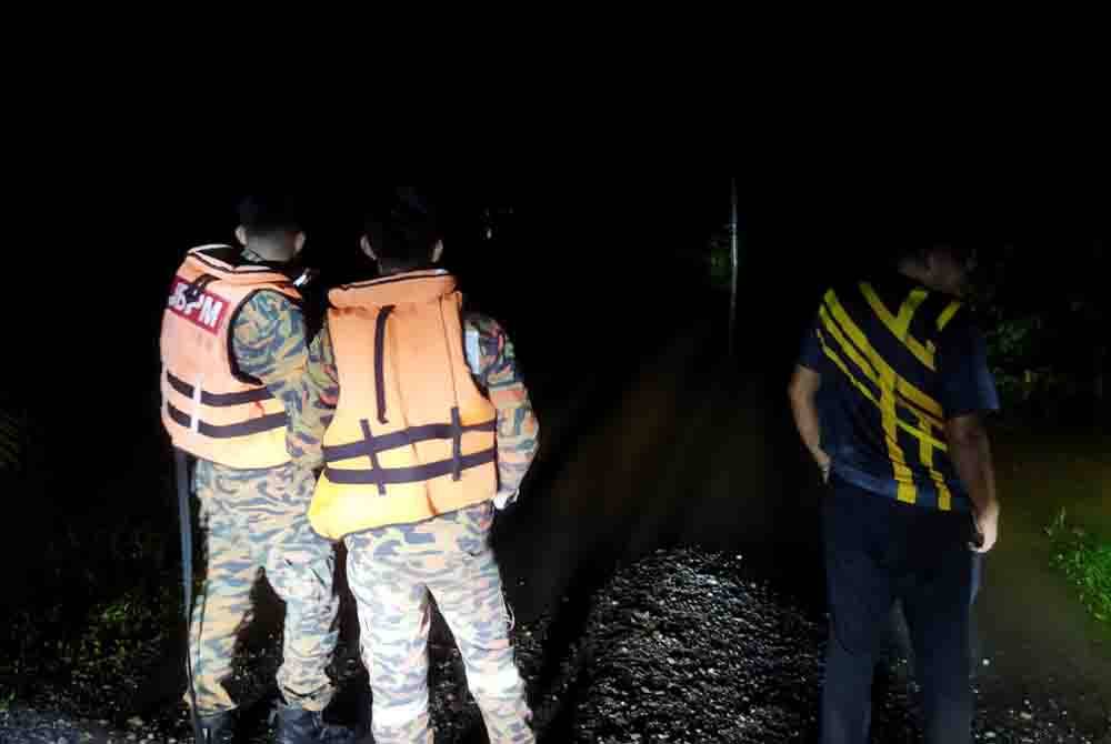 Anggota bomba dari BBP Bukit Angin Temerloh melakukan pencarian mangsa pada malam Ahad.