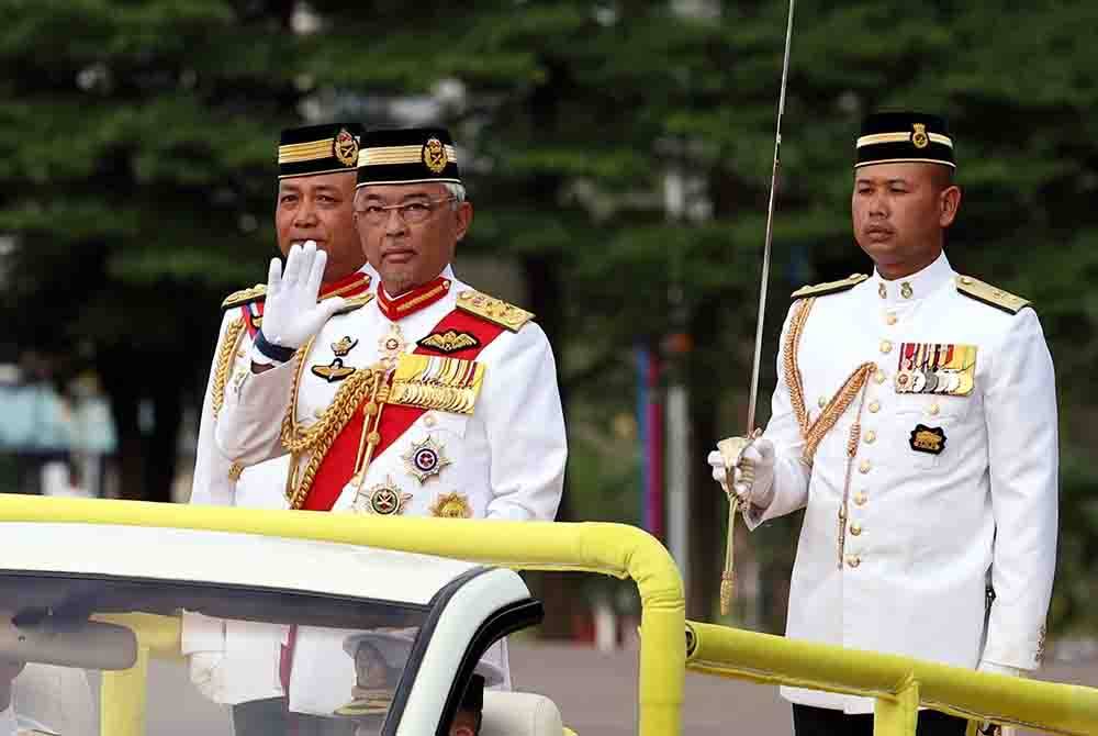 Yang di-Pertuan Agong Al-Sultan Abdullah Ri&#039;ayatuddin Al-Mustafa Billah Shah berkenan memeriksa perbarisan kawalan kehormat pada Istiadat Perbarisan Menjunjung Kasih Seri Paduka Baginda Yang di-Pertuan Agong XVI di Dataran Panglima Tentera Darat Kem Perdana Sungai Besi pada Isnin. Foto Bernama