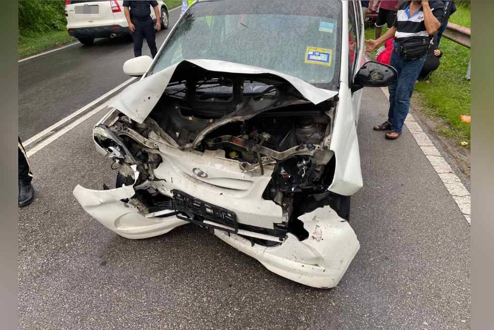 Keadaan kereta Perodua Viva dipandu mangsa. Foto ihsan polis