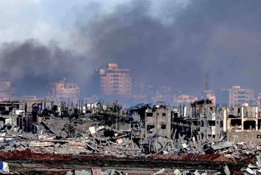 Sebahagian bangunan di Gaza musnah dalam serangan udara oleh rejim Zionis. - AFP (Gambar kecil: Dr Mahathir)