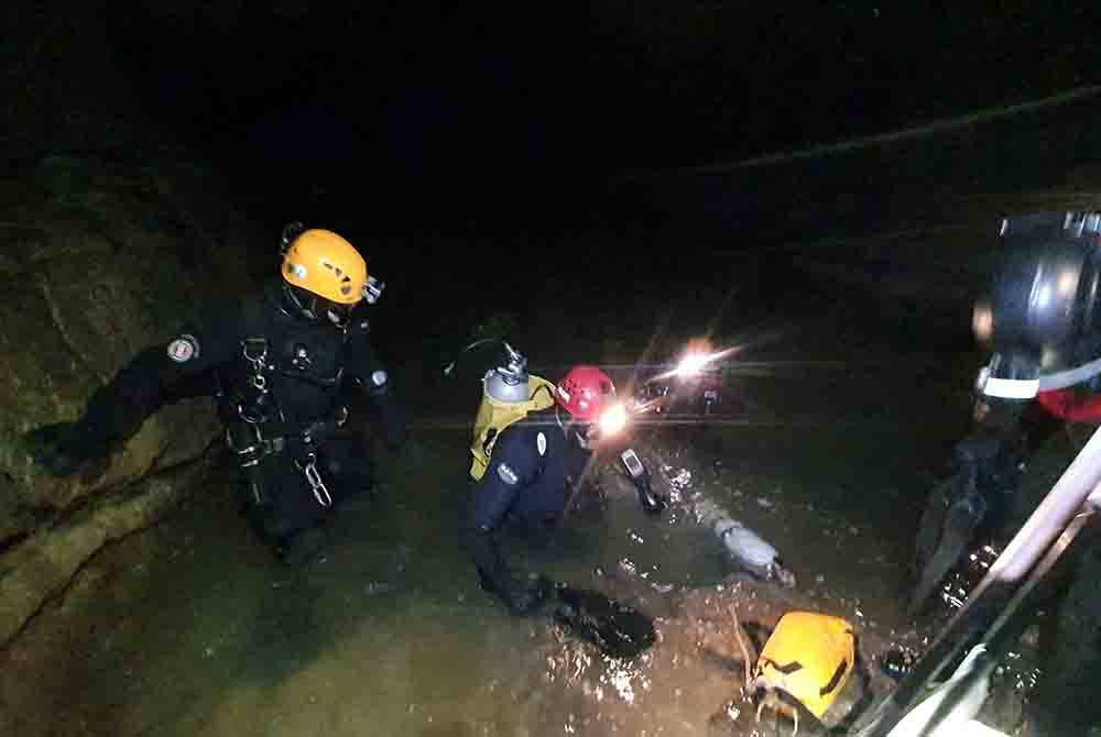 Pasukan penyelamat dalam usaha menyelamatkan lima mangsa yang terperangkap di gua Krizna Jama pada Ahad. Foto Agensi