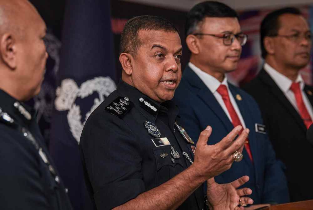 Ayob Khan (dua dari kiri) sidang media selepas menghadiri Mesyuarat Jawatankuasa Pemandu Pelaksanaan Usahasama PDRM bersama UKM di Menara 1 Bukit Aman pada Isnin. Foto Bernama