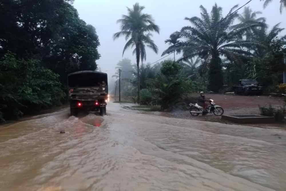 Kenderaan ATM digunakan bagi membantu membawa calon SPM yang terkandas banjir di Pahang ke sekolah untuk menjalani ujian bertutur Bahasa Melayu yang dijadualkan bermula pada Isnin.