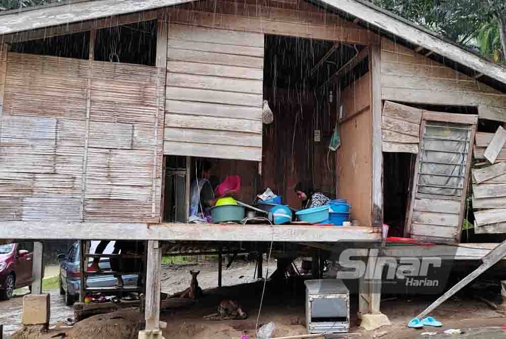 Dinding rumah milik Rohana rosak angkara gajah di Kampung Talang, Sungai Siput.