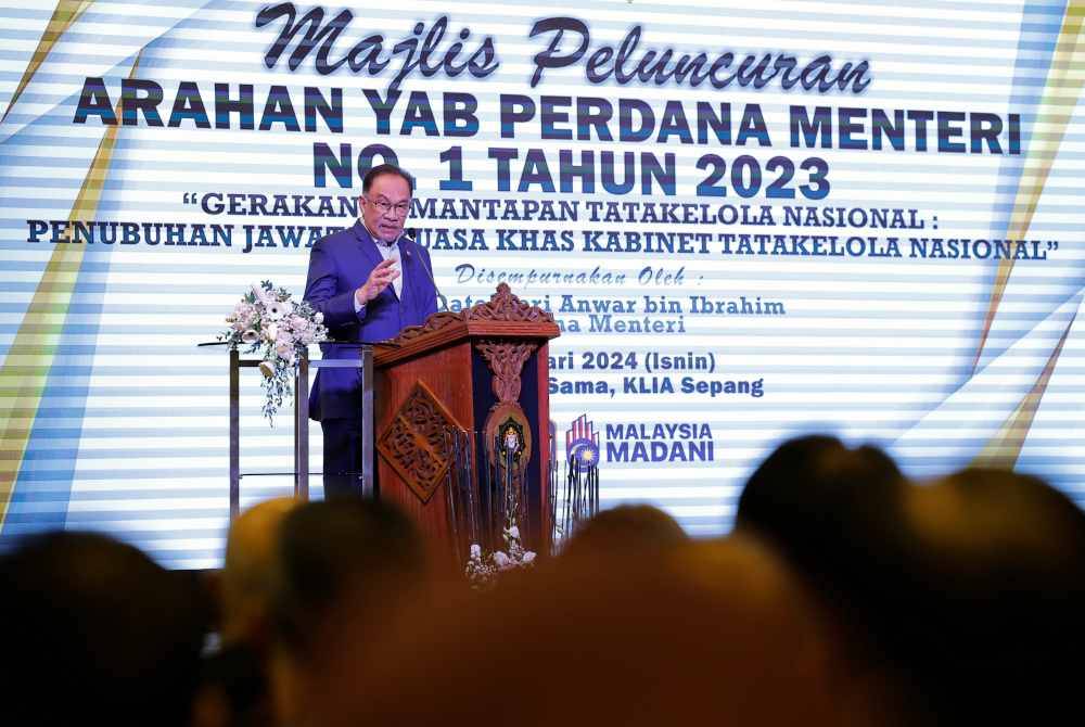 Anwar menyampaikan ucapan pada Majlis Peluncuran Arahan YAB Perdana Menteri No.1 Tahun 2023 'Gerakan Pemantapan Tatakelola Nasional: Penubuhan Jawatankuasa Khas Kabinet Tatakelola Nasional' pada Isnin. Foto Bernama