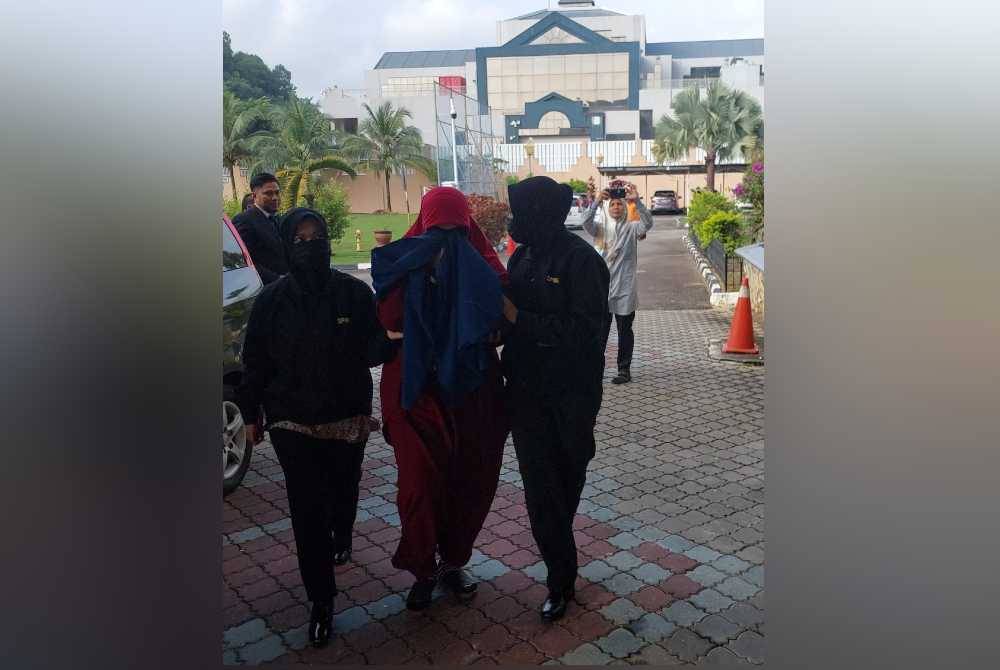 Roslilawati tiba di pekarangan Kompleks Mahkamah Kuala Terengganu, pada Isnin.