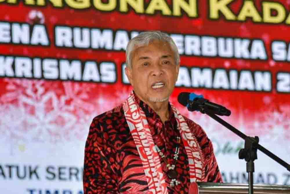 Ahmad Zahid ketika berucap pada Majlis Peluncuran Pembangunan Kadamaian sempena Rumah Terbuka Sambutan Krismas Kadamaian di Kadamaian Square Taginambur, Kota Belud.