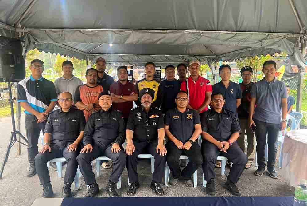 Duduk dari kiri: Mohd Sharil, Mohd Azizi, Jagjeet Singh, Muhamad Akmal dan Mustakim bersama Ahli Jawatankuasa Persatuan Penduduk Taman Desa Bukit Berlian yang menjayakan Program Keselamatan dan Kesejahteraan Bersama PDRM dan JBPM pada Ahad.