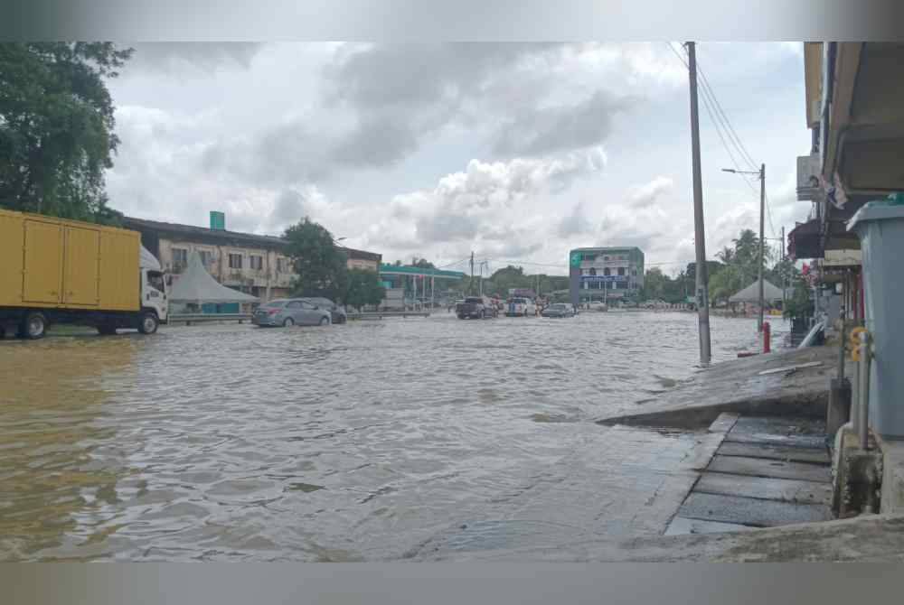 Banjir menyebabkan beberapa jalan di bandar Kota Tinggi ditenggelami banjir.