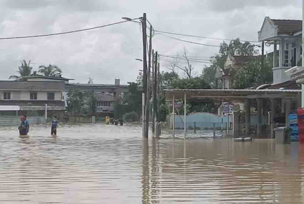 Bandar Kota Tinggi hampir lumpuh akibat banjir selepas hujan lebat seawal jam 1.30 pagi sehingga tengah hari Ahad.