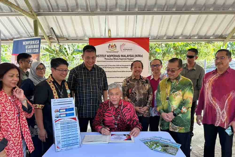 Ahmad Zahid (duduk) ketika hadir pada Majlis Peluncuran Pembangunan Kadamaian sempena Rumah Terbuka Sambutan Krismas Kadamaian, di Kadamaian Square Taginambur, Kota Belud.