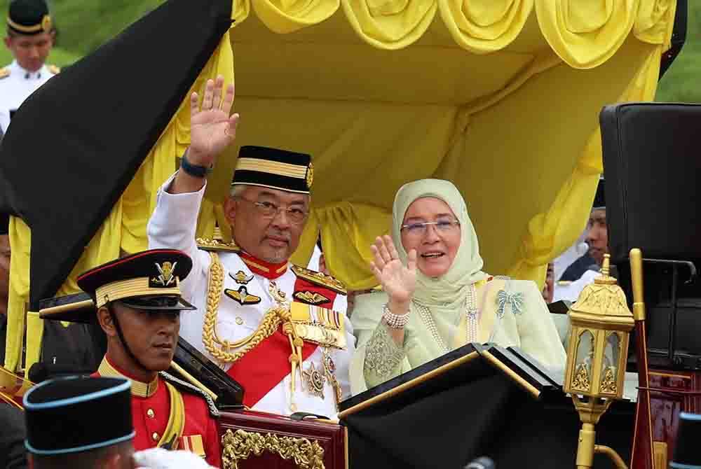 Yang di-Pertuan Agong Al-Sultan Abdullah Ri&#039;ayatuddin Al-Mustafa Billah Shah dan Raja Permaisuri Agong Tunku Azizah Aminah Maimunah Iskandariah berkenan melambai ke arah pengamal media selepas Istiadat Perbarisan Menjunjung Kasih Seri Paduka Baginda Yang di-Pertuan Agong XVI di Dataran Panglima Tentera Darat Kem Perdana Sungai Besi pada Isnin. Foto Bernama