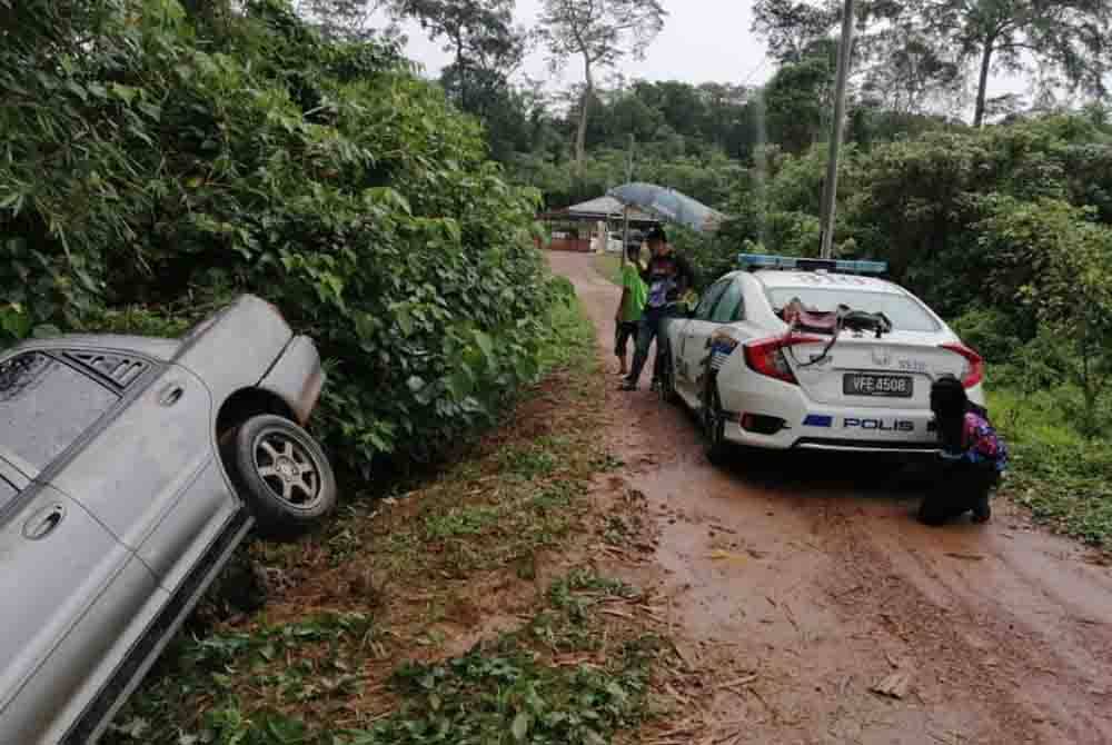 Dua individu termasuk seorang wanita ditahan selepas cuba lari daripada pemeriksaan polis, manakala dua lagi suspek masih diburu.