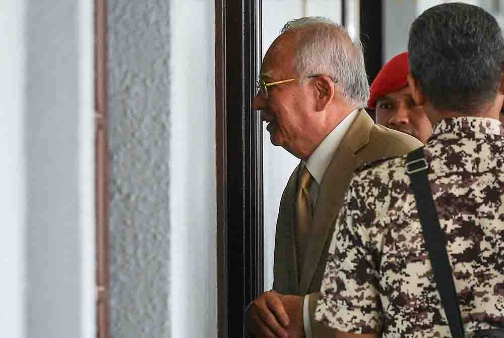 Najib (kiri) ketika hadir bagi prosiding sambung bicara kes penyelewengan dana 1MDB di Mahkamah Tinggi Kuala Lumpur hari ini. Foto Bernama