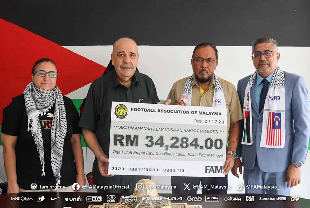 Mohd Firdaus (dua dari kanan) menyampaikan sumbangan kepada Walid (dua dari kiri) bagi membantu rakyat Palestin yang ditindas rejim Zionis. Foto FB FAM