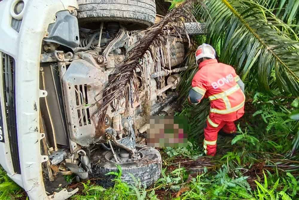 Kereta dipandu guru terbabas. Foto Ihsan Ketua Balai Bomba dan Penyelamat (BBP) Bandar Al Muktaffi Billah Shah