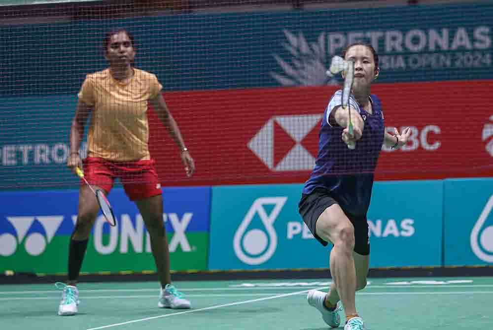 Pearly (kanan) dan Thinaah ketika menjalani sesi latihan bagi menghadapi Kejohanan Badminton Terbuka Malaysia di Axiata Arena. Foto Bernama