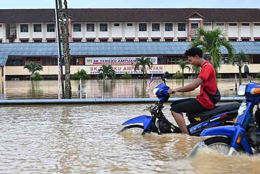 Sekolah Kebangsaan Tengku Ampuan Intan yang turut dilanda banjir berikutan hujan lebat ketika tinjauan Bernama di Kampung Batu 24, Kuala Berang pada 26 Disember lalu. Foto Bernama