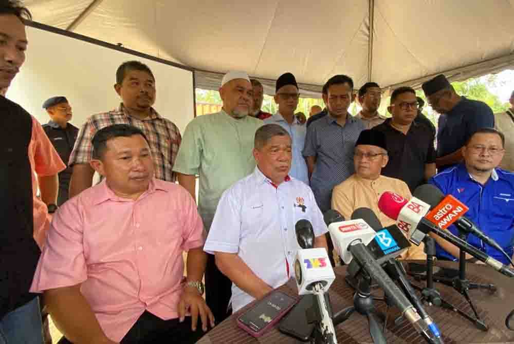 Mohamad (dua, kiri duduk) semasa sidang akhbar pada lawatan ke projek pembiakan dan penternakan lembu baka wagyu di Kampung Seneng, Jelawat, Bachok pada Isnin.