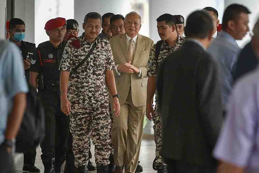 Najib (tengah) ketika hadir bagi prosiding sambung bicara kes penyelewengan dana 1MDB di Mahkamah Tinggi Kuala Lumpur hari ini. Foto Bernama