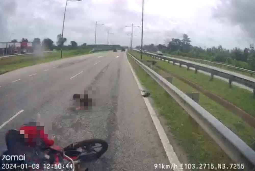 Tangkap layar video memaparkan kejadian dua beranak tercampak jatuh dari motosikal selepas terbabit kemalangan dengan sebuah bas di Jalan Kuantan-Pekan pada Isnin.