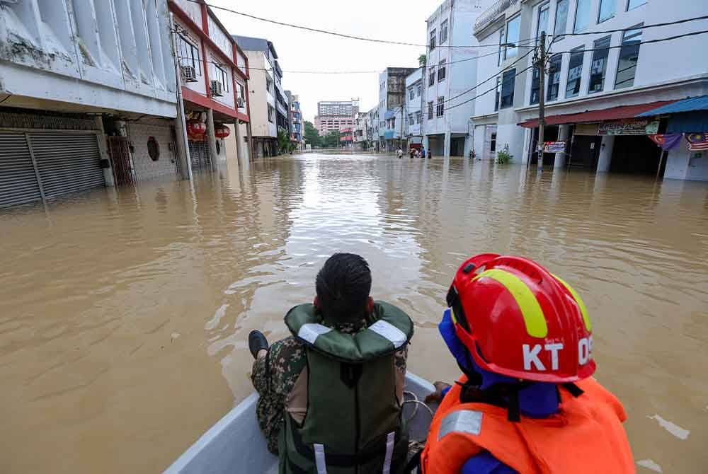 Anggota Angkatan Pertahanan Awam Kota Tinggi dan Angkatan Tentera Malaysia membuat rondaan mencari dan menyelamat berikutan banjir di Pusat Bandar Kota Tinggi ketika tinjauan hari ini. Foto Bernama