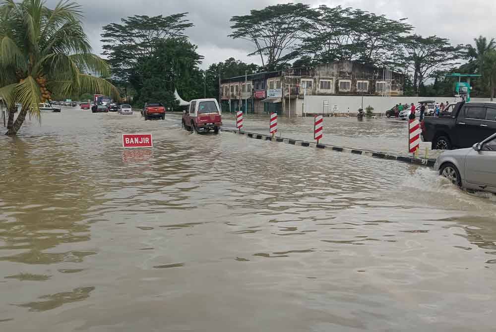 Bekalan elektrik di bandar Kota Tinggi turut ditutup pada Isnin bagi tujuan keselamatan akibat banjir.