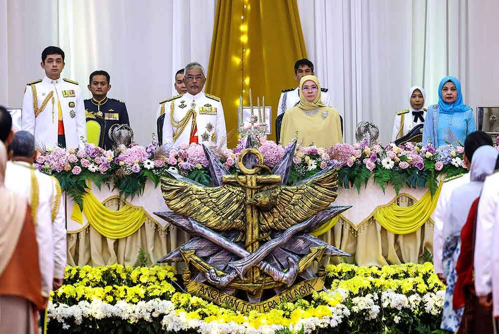 Al-Sultan Abdullah dan Tunku Azizah berkenan berangkat tiba pada Majlis Santapan Beradat Menjunjung Kasih di Wisma Perwira Angkatan Tentera Malaysia hari ini. Foto Bernama