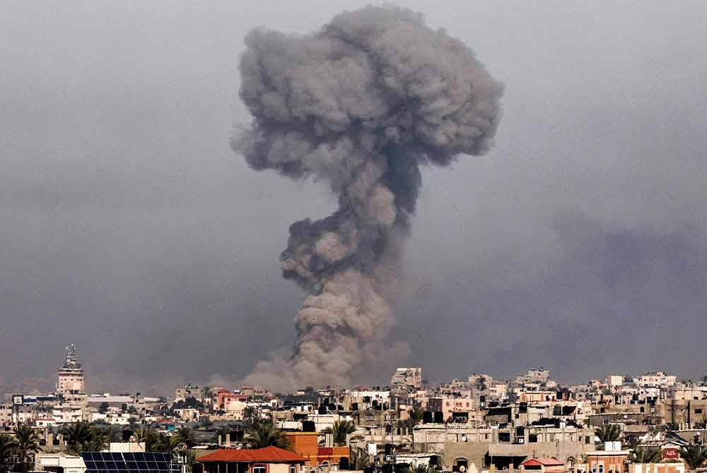 Kelihatan kepulan asap di Khan Yunis di jalur selatan Gaza semasa pengeboman Israel hari ini di tengah-tengah konflik berterusan antara Israel dan Hamas. Foto AFP