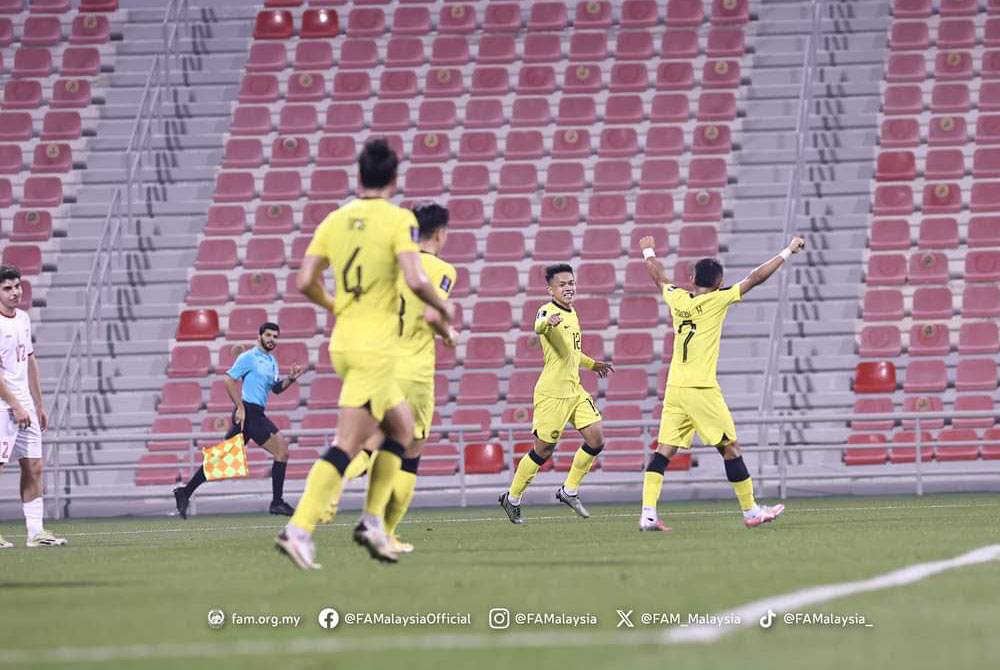 Arif Aiman (dua dari kanan) menjaringkan gol pertama Harimau Malaya. Foto FB FAM