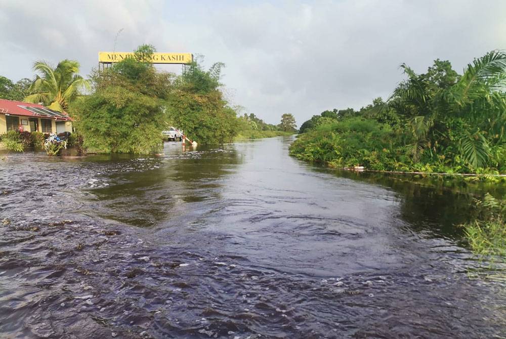 Lokasi mangsa terjatuh ke dalam parit ketika meredah jalan dinaiki air di Ladang Sungai Bebar pada Isnin.