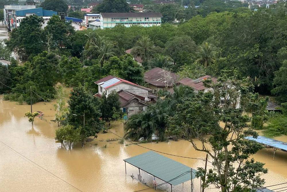 Bandar Kota Tinggi yang masih ditenggelami banjir sehingga Selasa malah air naik mencecah sehingga tiga meter di beberapa kawasan.