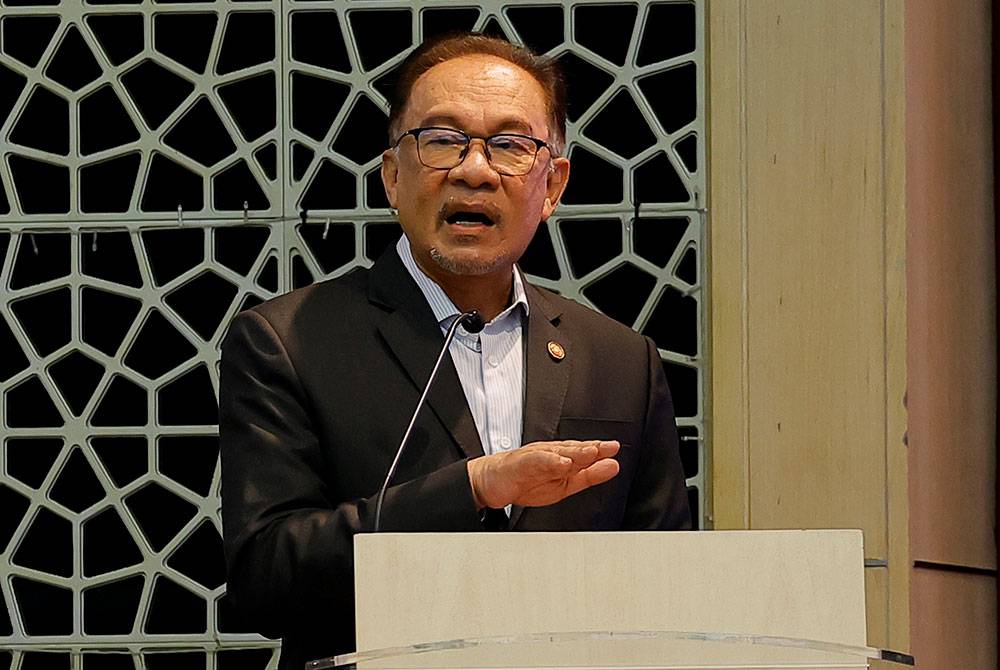 Perdana Menteri Datuk Seri Anwar Ibrahim berucap pada Majlis Perhimpunan Bulanan Kementerian Kewangan, hari ini. Foto Bernama