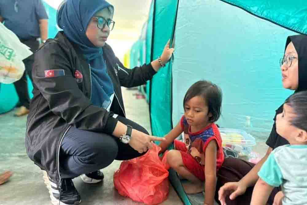 Norlizah melawat mangsa di PPS SJKT Tajul. - Foto Facebook Norlizah