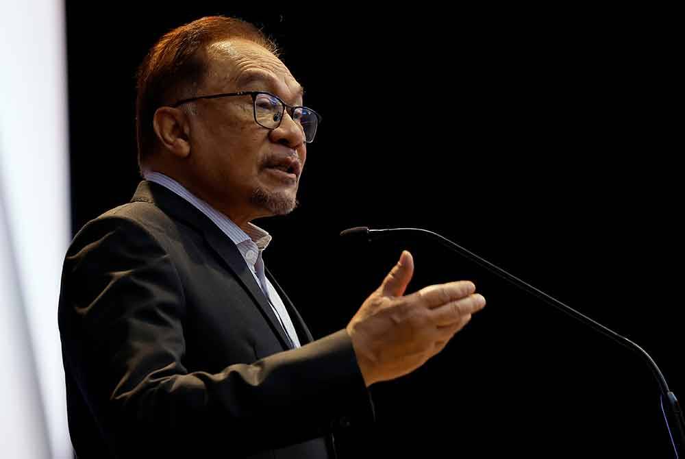 Anwar berucap pada Majlis Perhimpunan Bulanan Kementerian Kewangan hari ini. Foto Bernama