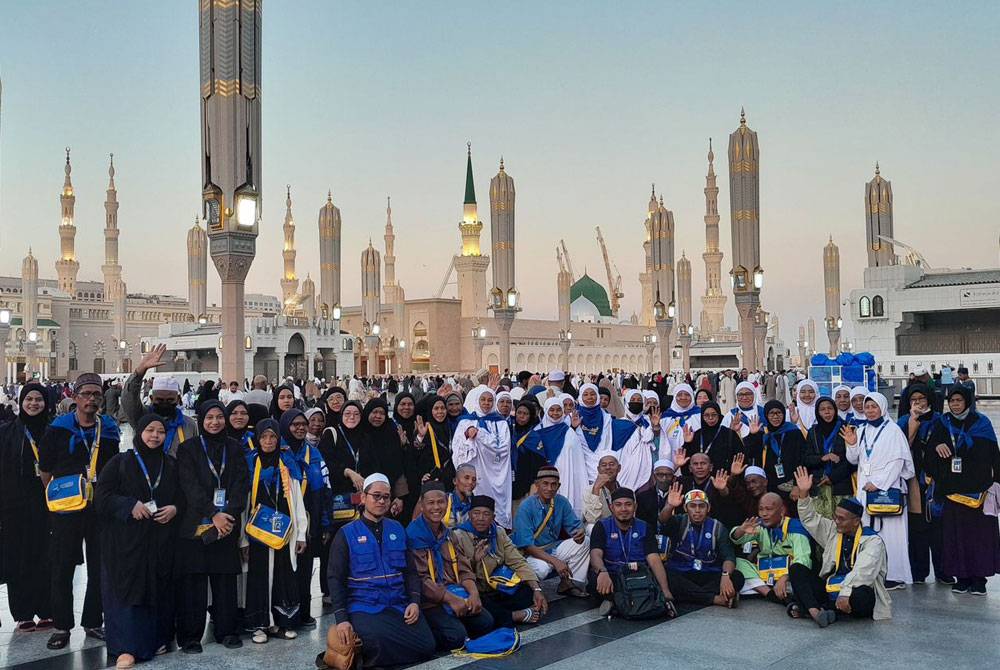 Jemaah program Umrah Asnaf Jelajah kasih 5.0 anjuran Andalusia Travel & Tours Sdn Bhd (Andalusia) bergambar di Masjid Nabawi, Madinah. Foto SINAR HARIAN - ROSLI TALIB