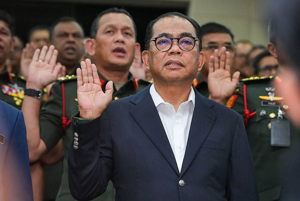 Menteri Pertahanan Datuk Seri Mohamed Khaled Nordin hadir pada Majlis Perutusan Tahun Baharu Menteri Pertahanan 2024 di Auditorium Wisma Pertahanan pada Selasa. Foto Bernama