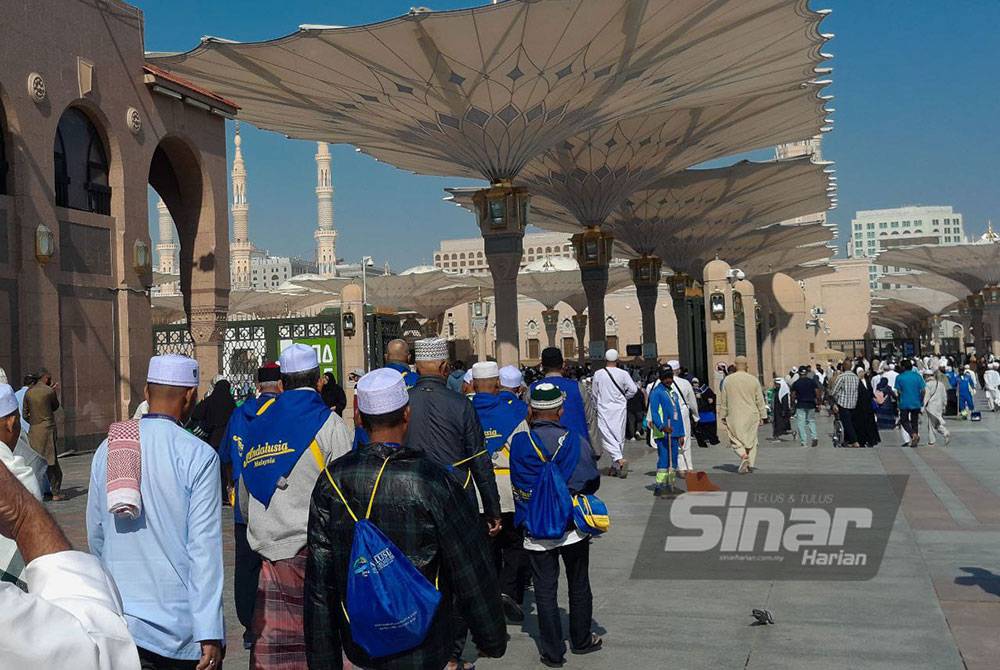 Peserta program Umrah Asnaf Jelajah Kasih 5.0  anjuran Andalusia Travel & Tours Sdn. Bhd (Andalusia) menuju ke Masjid Nabawi, Madinah sebelum ke Raudhah untuk menunaikan solat sunat. Foto SINAR HARIAN/ ROSLI TALIB