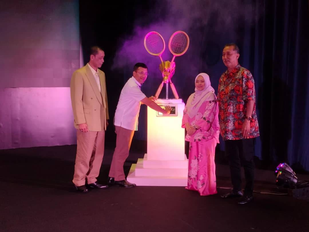 Borhan (dua, kiri) merasmikan Pameran Anak-Anak Sidek: Legenda Badminton Negara di Auditorium Daeng Chelak, Muzium Sultan Alam Shah di Seksyen 14 di sini pada Selasa.