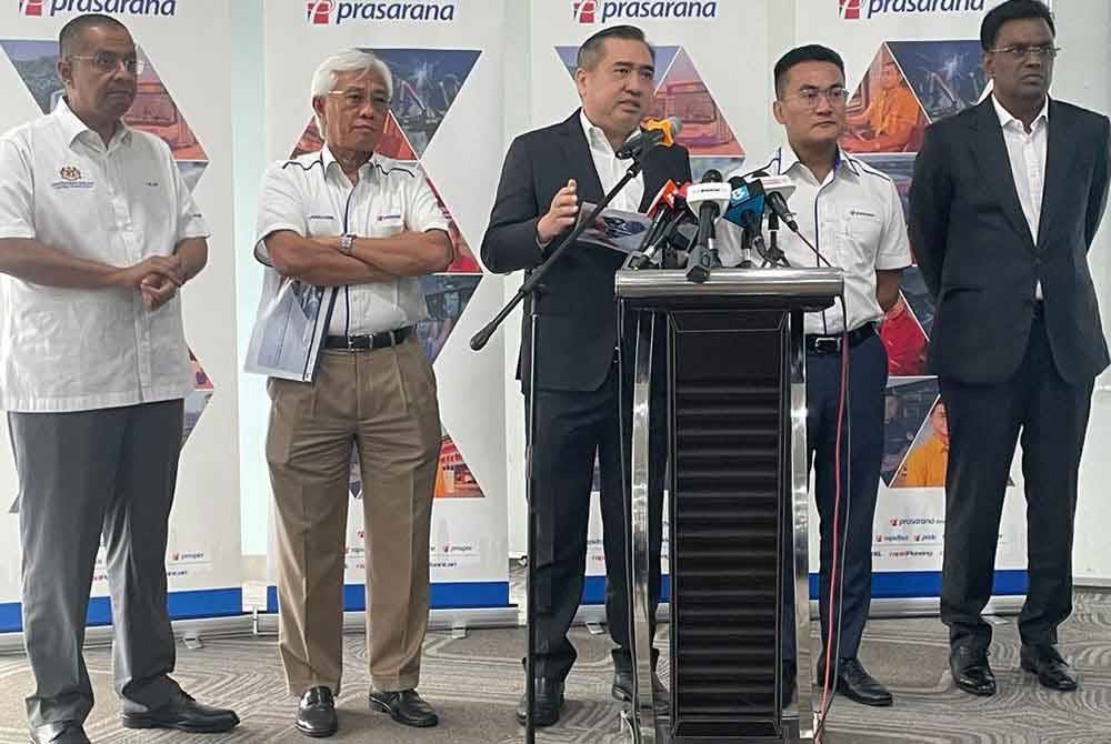 Anthony Loke (tengah) semasa sesi pembentangan laporan prestasi Prasarana 2023 dan pelan 2024 di Menara UOA di sini pada Selasa.