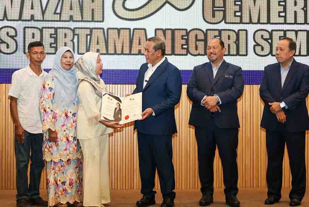 Aminuddin (tiga dari kanan) berkesempatan beramah mesra dengan penerima Anugerah Siswazah Cemerlang Kelas Pertama Negeri Sembilan Siri 1 2024 di D&#039;Tempat Country Club pada Selasa.