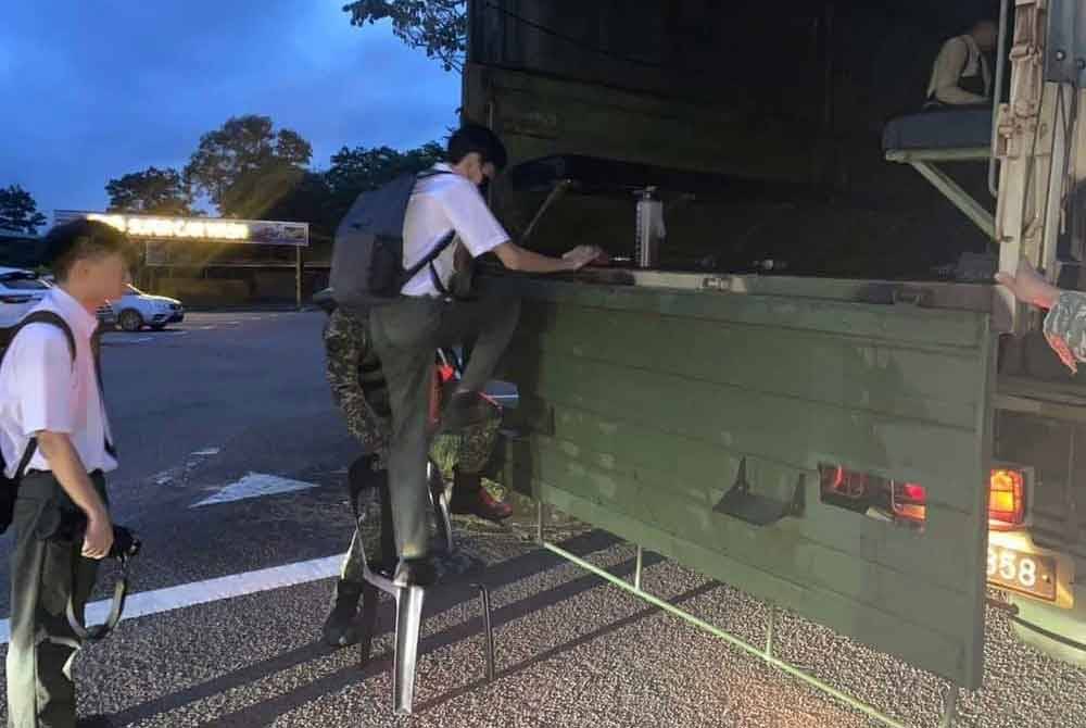 Trak ATM digunakan membantu calon SPM di Kota Tinggi yang terjejas banjir.