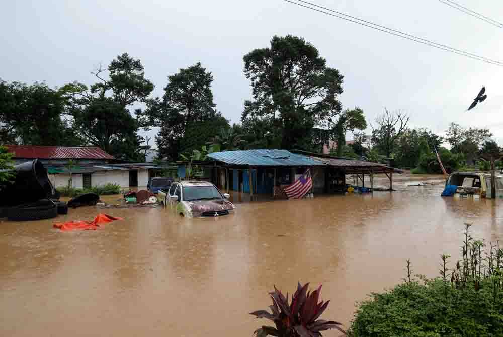 Antara kediaman penduduk di Kampung Pasir yang ditenggelami air akibat banjir ketika tinjauan hari ini. Foto Bernama