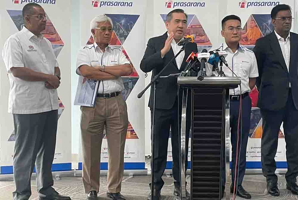 Anthony Loke (tengah) ketika sidang akhbar selepas sesi pembentangan laporan prestasi Prasarana 2023 dan pelan 2024 di Menara UOA pada Selasa.