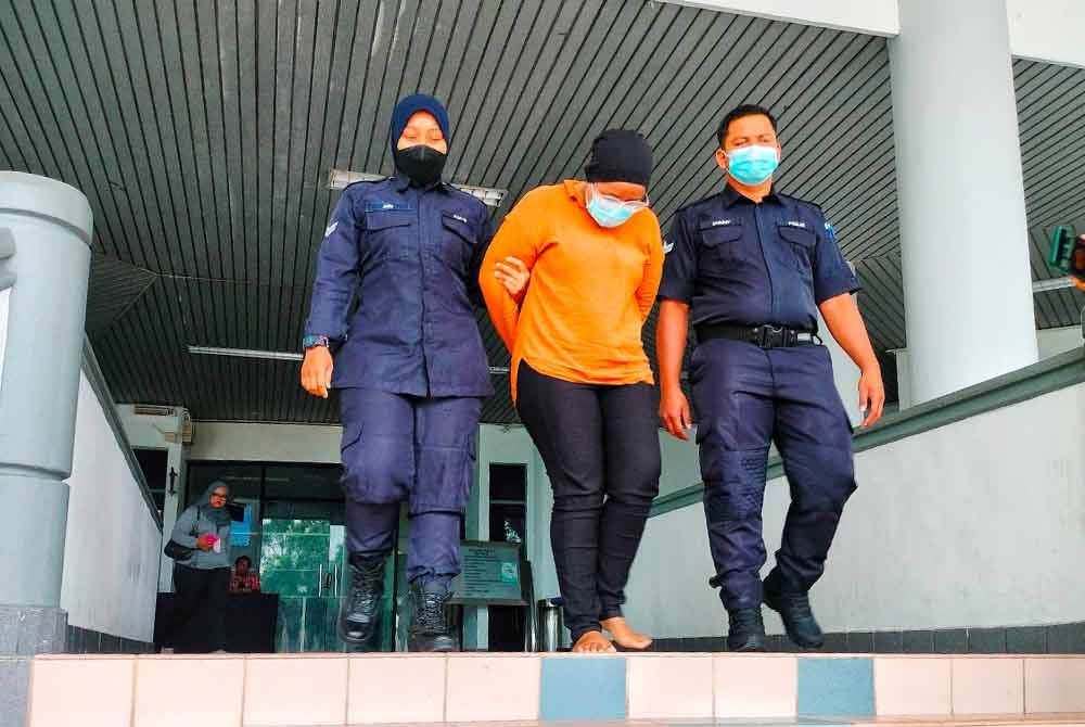 Zami Nor Aida (tengah) didenda RM2,800 kerana melacurkan diri pada minggu lalu.