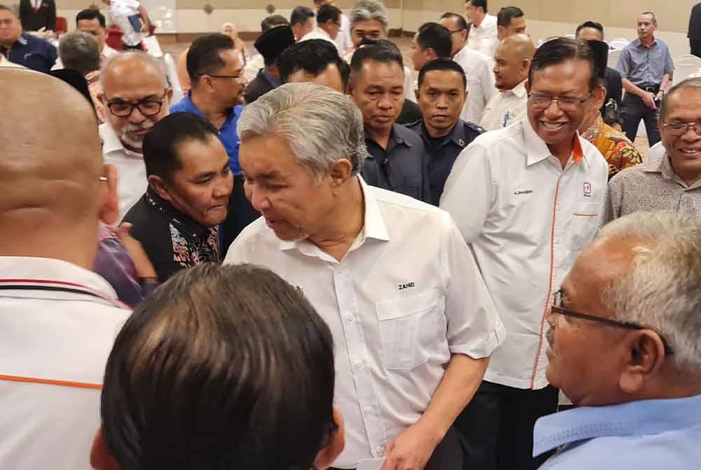 Ahmad Zahid meluangkan masa bertemu kakitangan dan warga Felda selepas mempengerusikan Mesyuarat Koordinasi bersama KKDW bersama Pengurusan Kanan Felda di Menara Felda, di ibu negara pada Selasa.